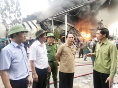 Cháy lớn tại công ty nhựa thông ở Quảng Ninh: Huy động 800 người chữa cháy