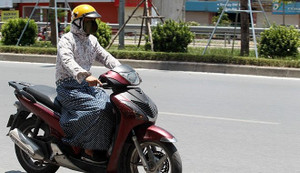 Váy chống nắng cuốn vào xe máy, 1 người chết thảm dưới gầm xe tải