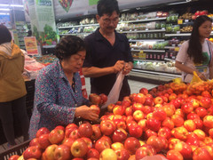 Rau quả ngoại nhập hàng trăm triệu USD, hàng nội loay hoay tìm đầu ra