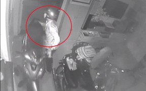 Clip: Xem bóng đá quên khóa cửa trong, trộm đột nhập cuỗm liền 3 xe máy