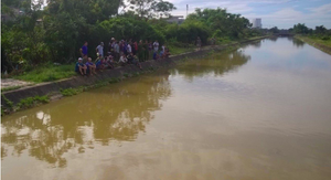 Trên đường đi làm, người đàn ông nhảy xuống sông tắm bị nước cuốn trôi