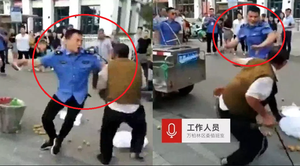 Clip: Cán bộ đô thị cầm roi quật người bán hàng rong dã man trên phố