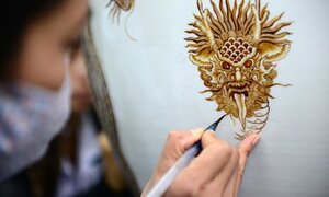 Cận cảnh vẽ vàng 24K trên gốm, giá vài chục triệu một sản phẩm ở Hải Dương