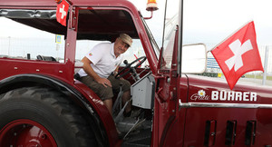 Mê bóng đá, người hâm mộ đi gần 2.000 km đến World Cup bằng máy kéo