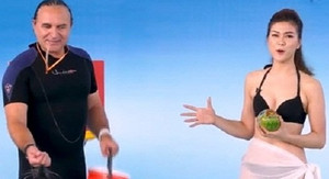 Đưa MC mặc đồ bikini lên sóng, đại diện kênh truyền hình nói gì?