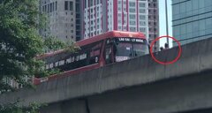 Clip: Xe máy 'ép' xe khách lùi trên vành đai 3 trên cao khiến dân mạng hoang mang