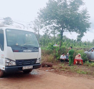 Chặn xe chở cao su gây ô nhiễm, 2 người dân bị tài xế tông trọng thương