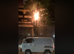 Cột điện phát nổ, bốc cháy dữ dội ở Hà Nội