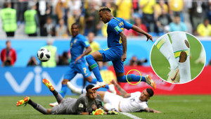 Neymar lại đi tất rách, khóc nức nở khi Brazil thắng trận