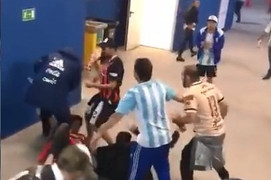Video: Đội nhà thua tan nát, CĐV Argentina nổi giận hành hung CĐV Croatia
