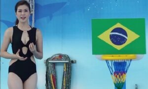 MC vẫn diện bikini dẫn World Cup trên truyền hình sau tranh cãi