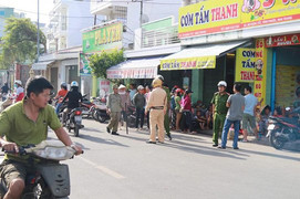 Thua độ bóng đá, chồng dùng dao đâm chết vợ rồi cố thủ trong nhà