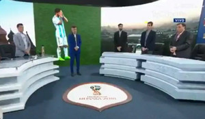 Video: MC truyền hình Argentina mặc niệm đội nhà sau trận thua tan nát