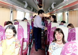 Hiệu trưởng ĐH Kinh tế Quốc dân lên tận ô tô tiễn cán bộ đi coi thi ở Hà Tĩnh