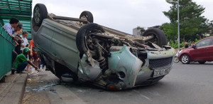 Ảnh: Xe con tông thẳng vào nhà chờ xe buýt, lật ngửa giữa phố Hà Nội