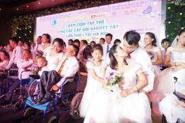 Xúc động khoảnh khắc 41 cặp đôi khuyết tật trao nụ hôn hạnh phúc trong đám cưới tập thể