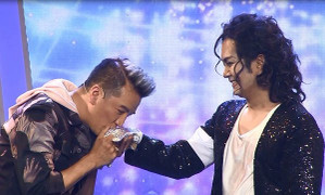 Quá thích thú, Đàm Vĩnh Hưng chạy lên sân khấu hôn tay Hùng Thuận