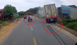 Clip: Container phanh cháy lốp tránh xe máy kéo hàng cồng kềnh