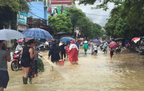 Lũ quét kinh hoàng ở Hà Giang, dân bất chấp nguy hiểm quăng chài bắt cá giữa quốc lộ
