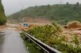 Clip: Lũ cuồn cuộn chia cắt đường Lào Cai - Lai Châu