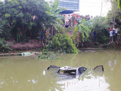 Ô tô lao xuống ao, tài xế chết ngạt trong cabin lúc nửa đêm ở Hải Phòng