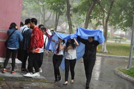 Ảnh: Sĩ tử Huế đội mưa đi làm thủ tục thi THPT Quốc gia 2018