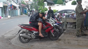 Thi THPT Quốc gia 2018 tại TP.HCM: Phụ huynh đứng ngồi không yên đợi con trước cổng trường