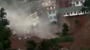 Clip: Mưa lớn tấn công, hàng loạt nhà cao tầng đổ sập trong tích tắc