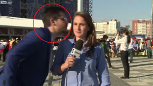 Clip: Bị CĐV quá khích cưỡng hôn, nữ phóng viên phản ứng cực nhanh