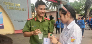 Chiến sỹ công an Bắc Giang dọn vệ sinh, cung cấp nước uống miễn phí tiếp sức mùa thi