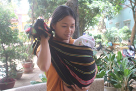 Nữ sinh Gia Lai bế con 3 tháng tuổi dự thi THPT Quốc gia 2018