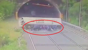 Clip: Xe khách chở giáo viên lật thảm khốc, hàng chục người bị hất văng ra ngoài