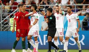 Ronaldo thoát thẻ đỏ, HLV Iran nổi giận mắng trọng tài thiên vị trắng trợn