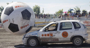 Ô tô đá bóng, xe hơi trở thành cầu thủ với môn thể thao Autoball