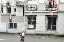 Sự thật về 'bóng ma' bên cửa sổ chăm chú nhìn cậu bé đi xe đạp gây xôn xao