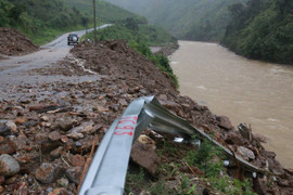 Mưa lũ càn quét Bắc Bộ, ít nhất 25 người chết và mất tích