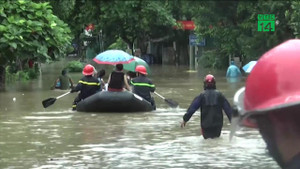 Clip: Thí sinh 'cưỡi' xe đặc chủng, ngồi xuồng vượt lũ đi thi