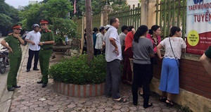 Phụ huynh Hà Nội rơi nước mắt chờ điểm chuẩn vào lớp 10