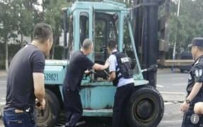 Video: Cảnh sát bắn hạ tài xế xe kéo đâm người điên loạn trên phố