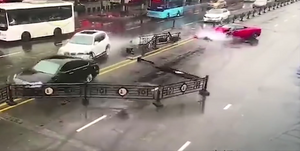 Video: Lần đầu lái siêu xe nữ tài xế đâm bay dải phân cách, gây tai nạn hàng loạt