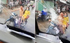 Clip: Bị tạt nước khi đi đường, nam thanh niên đuổi theo đập vỡ kính xe khách