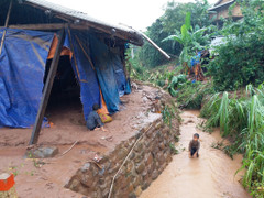 Mưa lũ gây ngập úng, cuốn phăng nhiều nhà dân ở Điện Biên