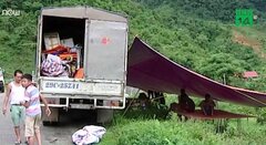 Lũ tàn phá quốc lộ, tài xế dựng lều tạm, sống cảnh 'màn trời chiếu đất'