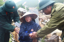 Chồng bị lũ cuốn đi trước mặt vợ ở Lai Châu: 'Bao giờ mới tìm được chồng cháu các bác ơi?'