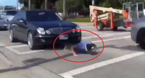 Clip: Thanh niên liều chết chui gầm ô tô, chống đẩy giữa phố đông