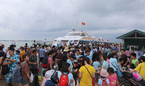 Gần 3.000 khách du lịch mắc kẹt ở Cô Tô đang trở về đất liền