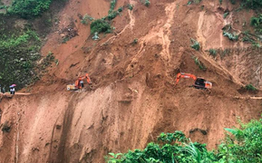 Sạt lở vùi lấp 2 máy xúc, tài xế thoát chết kì diệu ở Lai Châu