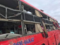 Xe khách lật nhào xuống ruộng, 8 người thương vong ở Nghệ An