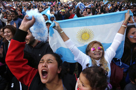 Video: Argentina thắng trận nghẹt thở, hàng vạn CĐV Argentina òa khóc sung sướng