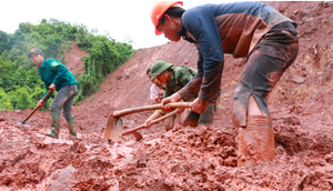 Ảnh: Quân dân dầm mình trong bùn đất tìm người mất tích sau trận sạt lở kinh hoàng ở Lai Châu